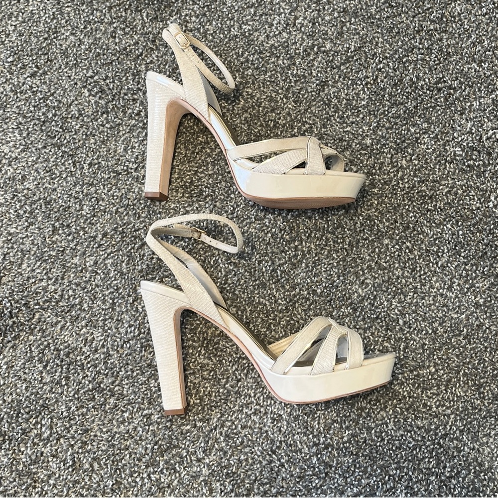 White House Black Market Beige Strappy Heels Size 10 - Picture 4 of 9